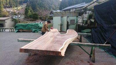 無垢板・一枚板・耳付き板・輪切り丸太 | 徳田銘木